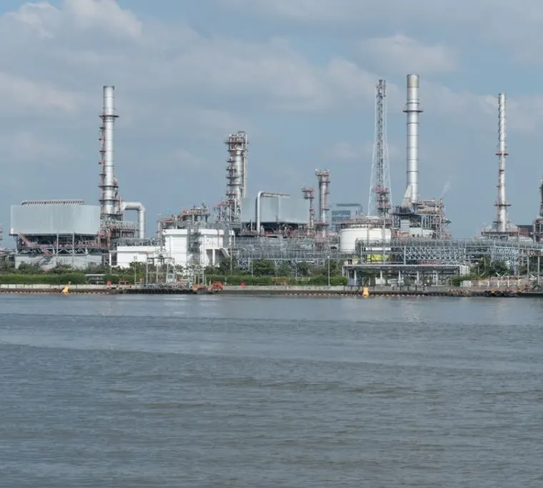 Unidades e torres de uma refinaria de petróleo